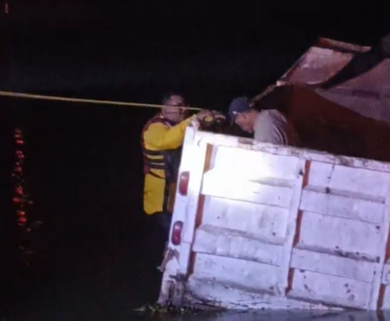 Bomberos aseguraron a las víctimas antes de sacarlas del agua
