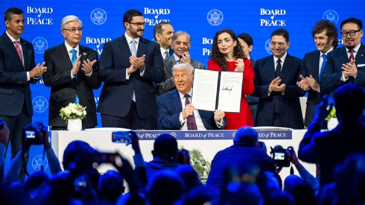 VIDEO: Trump firma acta de constitución de su Junta de Paz; ¿qué es y qué líderes lo respaldan?