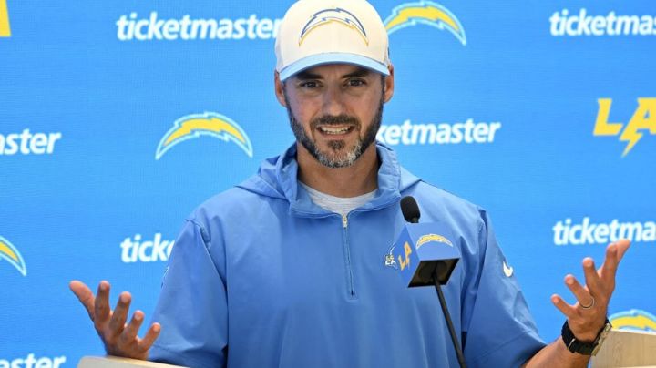 Jesse Minter, excoordinador defensivo de Chargers, es el nuevo entrenador de los Ravens