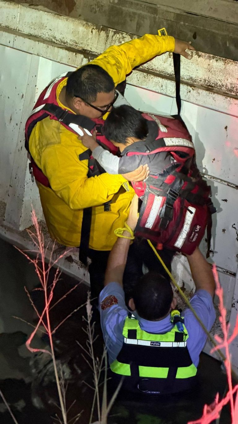Evitan una tragedia: Padre e hijo caen al Canal Bajo del Valle del Yaqui; son rescatados 