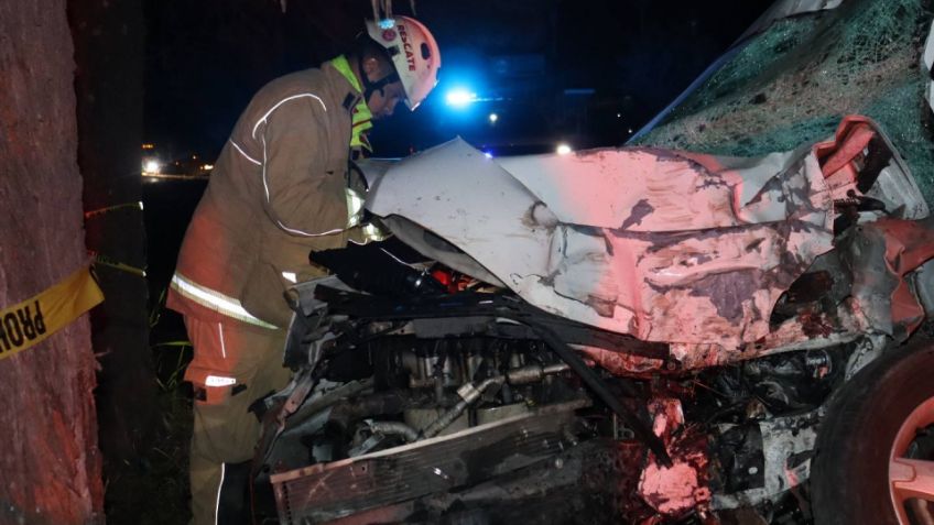 (FOTOS) Se estrella contra un árbol en la carretera Nogales-Guadalajara y muere prensada