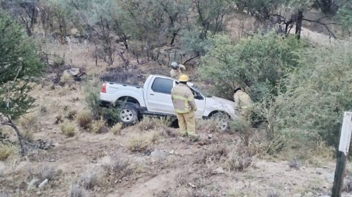 Pick up sufre volcadura en carretera Ures - Mazocahui; el chofer fue rescatado y hospitalizado