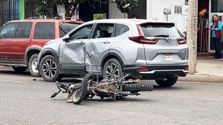Motociclista termina en el hospital tras chocar contra vehículo en el Centro de Ciudad Obregón