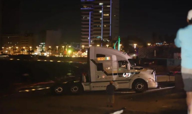 Sesión de fotos románticas en la playa termina con operativo de seguridad en Mazatlán 