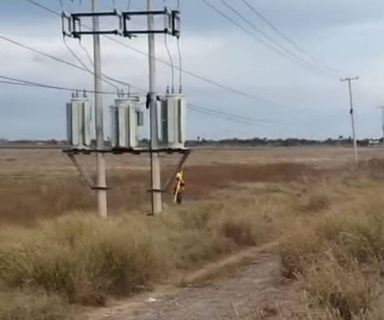 Un hombre perdió la vida de manera trágica al recibir una descarga eléctrica en una torre de alta tensión en Huatabampo