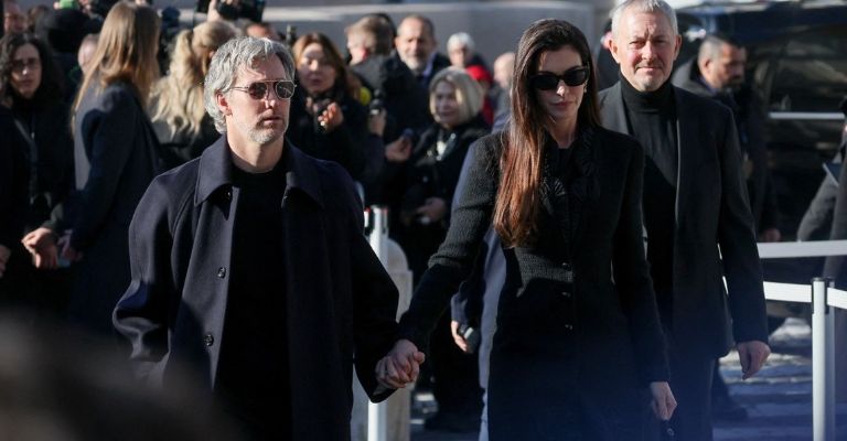 Anne Hathaway y Donatella Versace asisten al último adiós del diseñador Valentino