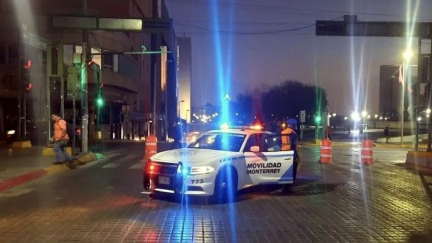Brutal: Menores roban vehículo, huyen de la Policía y chocan contra bodega en Monterrey