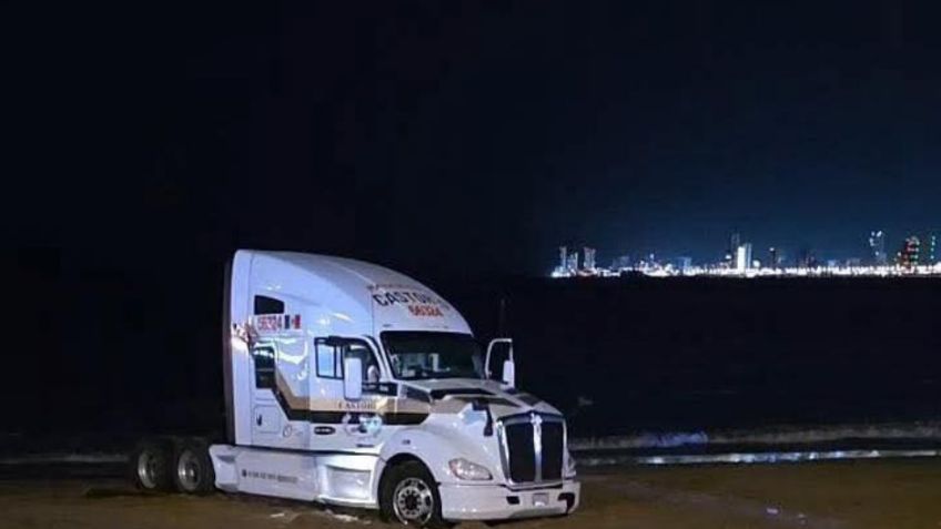 Sesión de fotos románticas en playa de Mazatlán termina mal: Tráiler se queda atorado