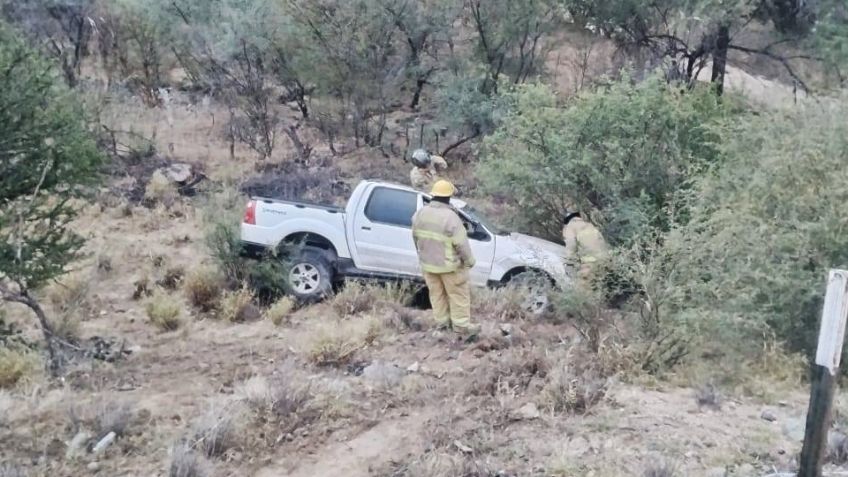 Pick up sufre volcadura en carretera Ures - Mazocahui; el chofer fue rescatado y hospitalizado