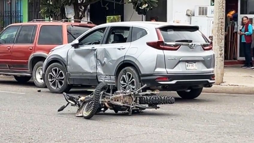 Motociclista termina en el hospital tras chocar contra vehículo en el Centro de Ciudad Obregón