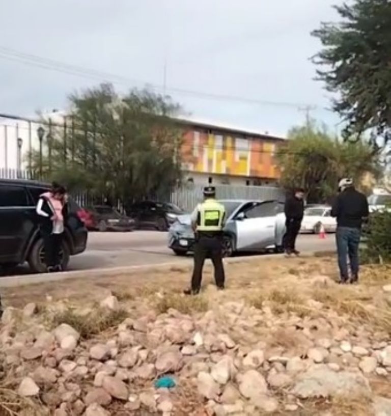 Accidente automovilístico se registra en la salida norte de Ciudad Obregón, Sonora.