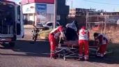 Foto ilustrativa de la nota titulada: FUERTE CHOQUE en Ciudad Obregón: Impacto entre vochito y motocicleta deja a un joven LESIONADO