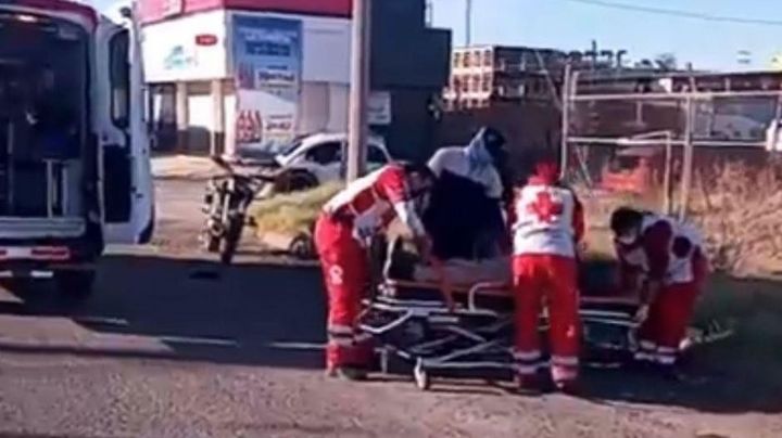 FUERTE CHOQUE en Ciudad Obregón: Impacto entre vochito y motocicleta deja a un joven LESIONADO