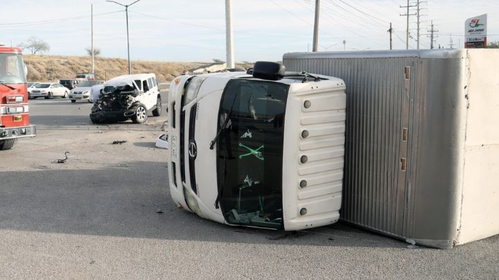 Camión volcado y camioneta destrozada, el saldo de un aparatoso choque al norte de Hermosillo