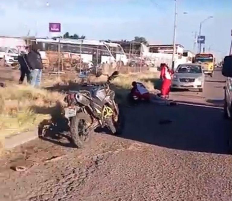 Un fuerte choque entre un automóvil y un motociclista dejó a un joven lesionado