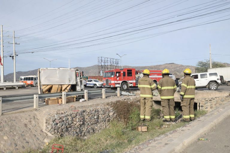 Parte del producto del camión se salió de la caja 