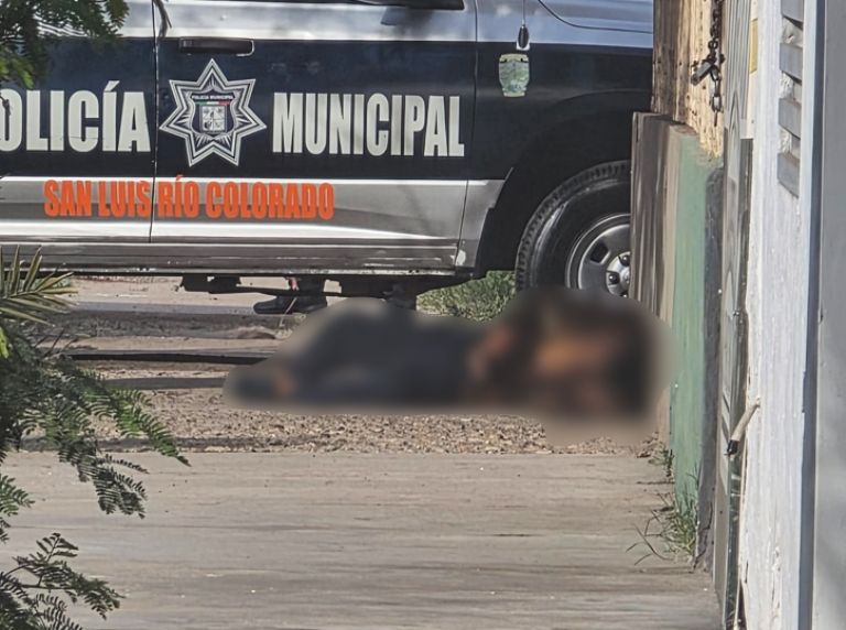 El hombre fue encontrado tendido sobre la vía pública