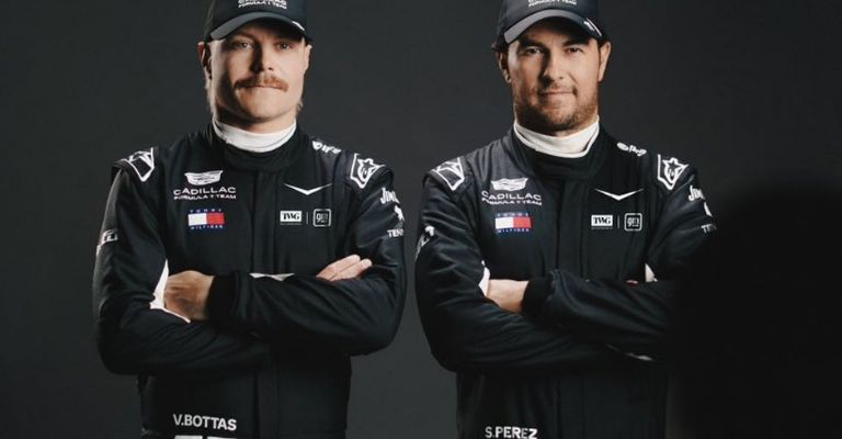 Ambos pilotos mostraron sus trajes de carrera