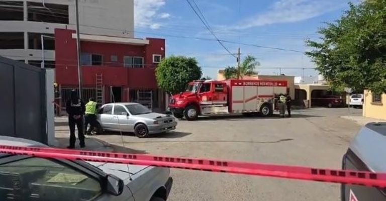 El trabajador sufrió una descarga eléctrica y quedó empalado en un cerco metálico. 