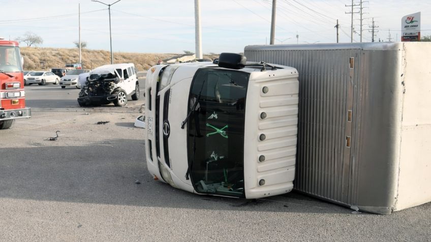 Camión volcado y camioneta destrozada, el saldo de un aparatoso choque al norte de Hermosillo