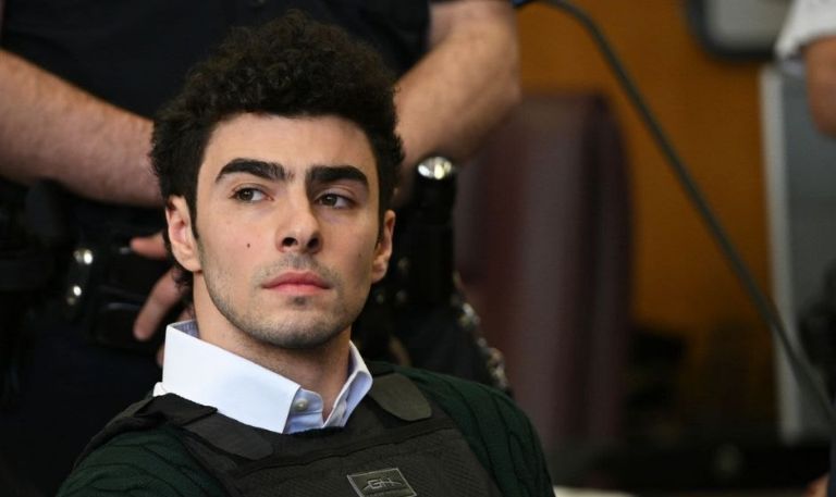 El acusado de asesinato del CEO de UnitedHealthcare evade pena de muerte pese a ser declarado culpable