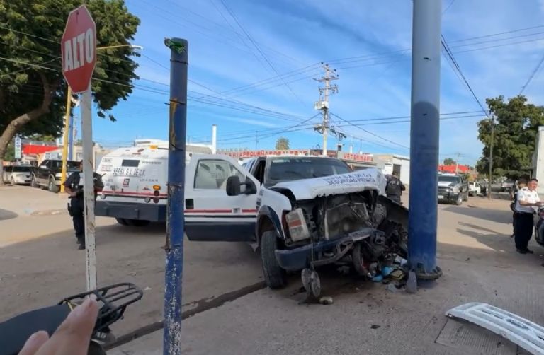 Una camioneta de valores impactó a un motociclista en tremendo accidente en la colonia Constitución