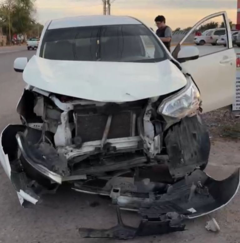 El automóvil sedán quedó con su frente destrozado