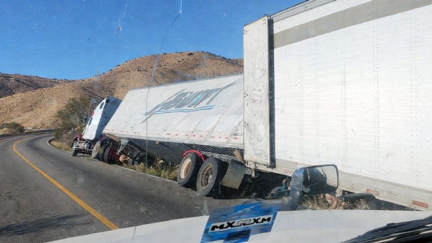 Accidente vehicular en Sonora: Tráiler se sale del camino en la carretera Cananea - Ímuris