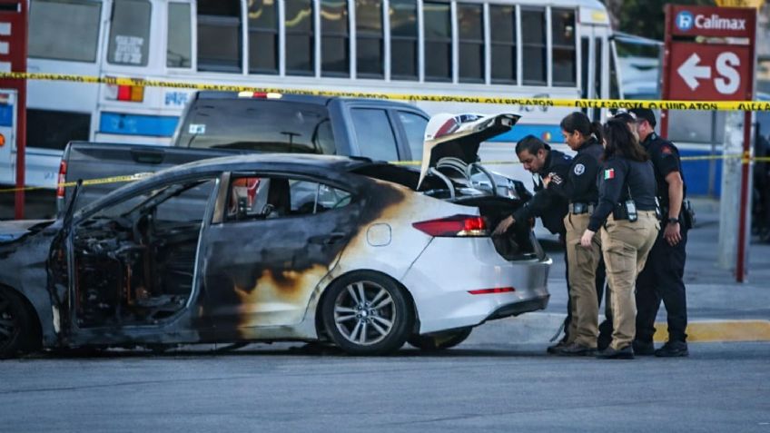 Violencia en Tijuana: Encuentran tres cuerpos dentro de vehículo incendiado en plena calle