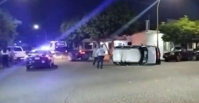 Se registra volcadura en la colonia Centro de Ciudad Obregón, Sonora.