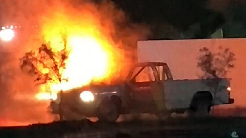VIDEO: Pick up se incendia en entrada de deportivo de Guaymas; tripulantes lograron bajar
