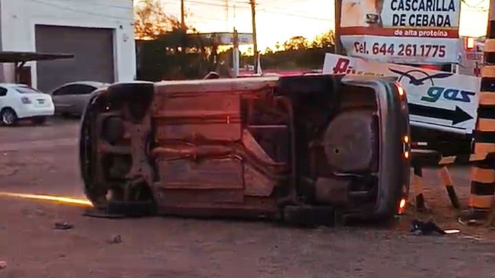 Automóvil sufre volcadura en calle Base de Ciudad Obregón; joven conductor resultó herido