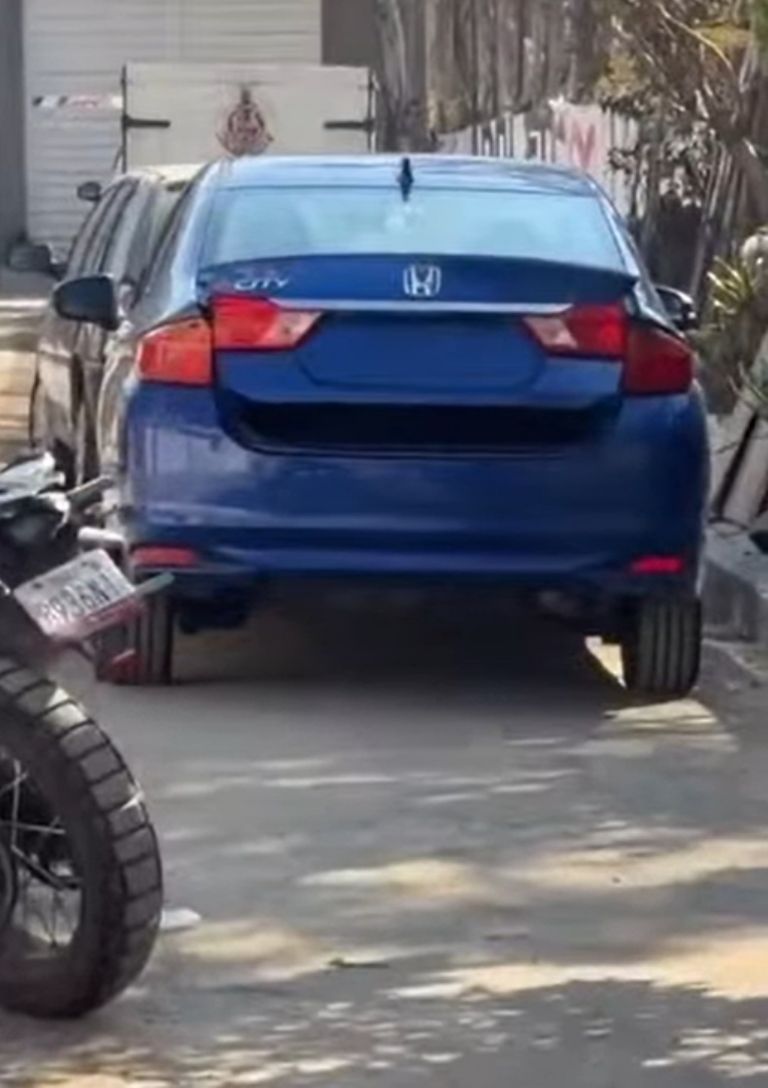 El vehículo no tiene placas 