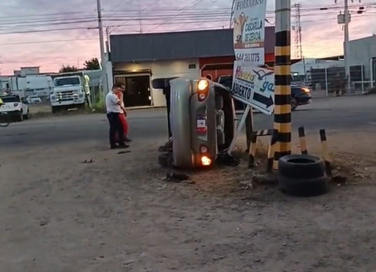 El automóvil quedó sobre uno de sus costados