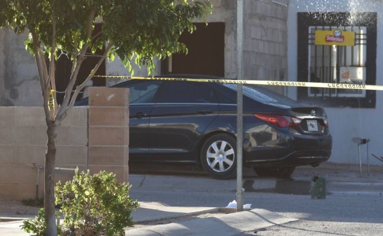 Uno de los automóviles que quedaron abandonados