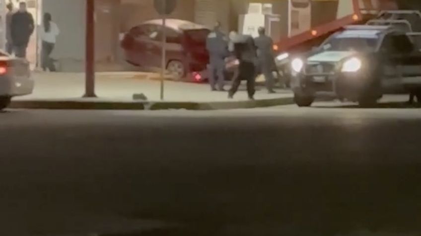 Fuerte ACCIDENTE en Sonora: Conductor CHOCA contra cortina de tienda y se da a la fuga