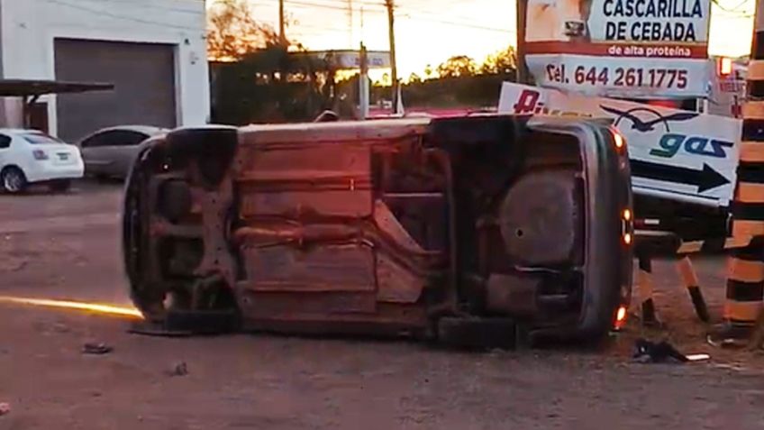 Automóvil sufre volcadura en calle Base de Ciudad Obregón; joven conductor resultó herido