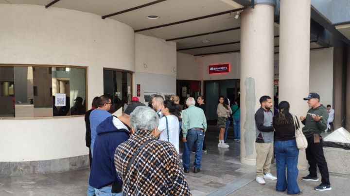 Largas filas para pagar sus placas: Hermosillenses hacen filas de hora y media para revalidación vehicular