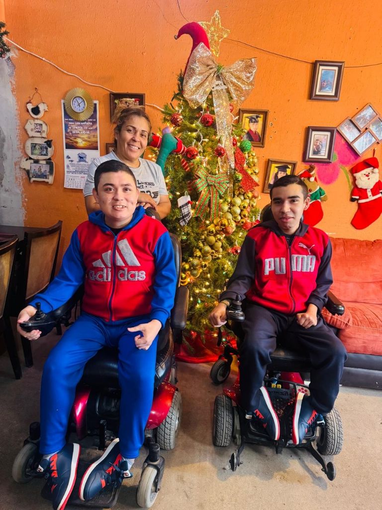 Karmina y sus dos hijos: una historia de amor que desafía el pronóstico médico; son apoyados por Manlio Fabio Beltrones