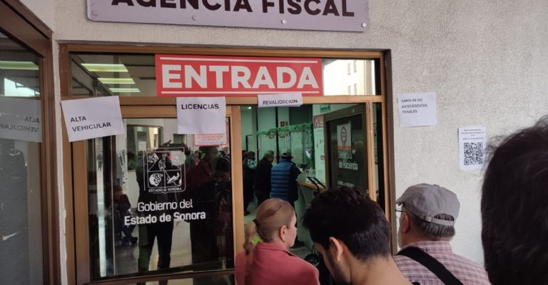 Largas filas para pagar sus placas: Hermosillenses hacen filas de hora y media para revalidación vehicular