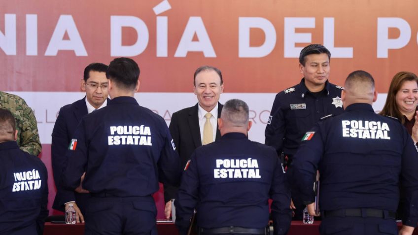 Alfonso Durazo entrega patrullas y reconoce a más de 100 policías de Sonora en su día