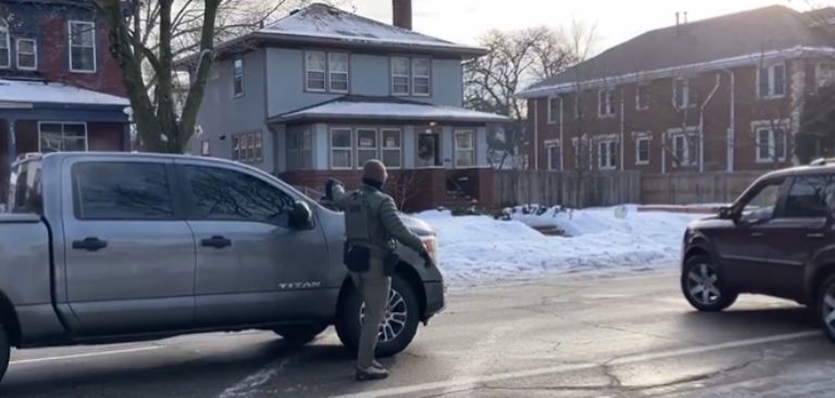 Instante en que se acercan los agentes 