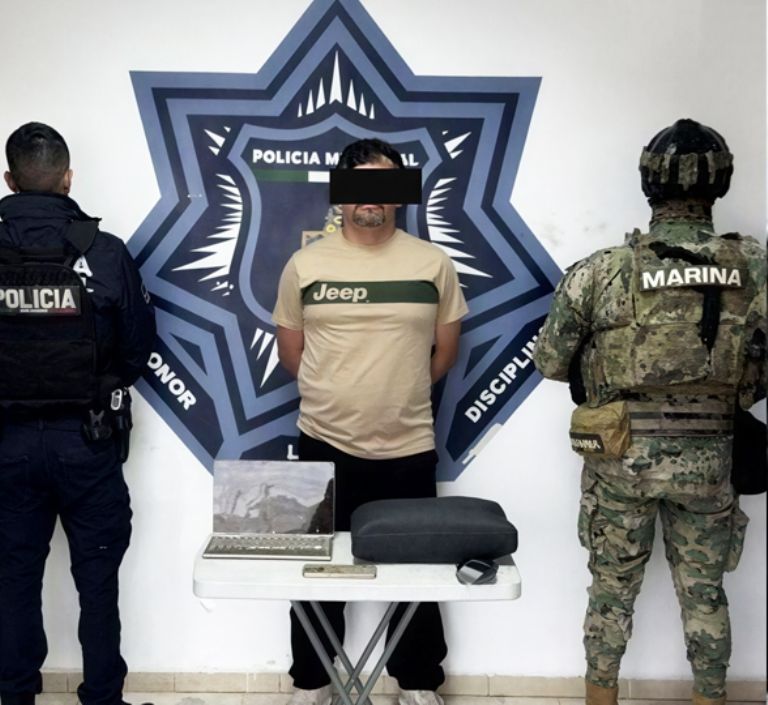 El detenido llevaba consigo un maletín con una laptop