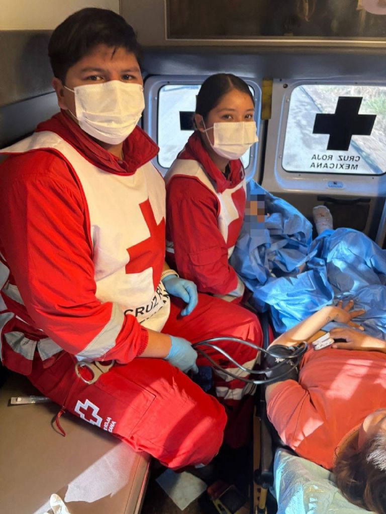 Los paramédicos Miguel Acosta y Guadalupe Magallanes