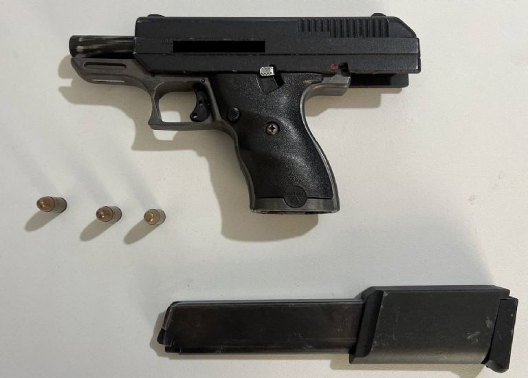 El arma de fuego tipo pistola, calibre 9 milímetros, con tres cartuchos