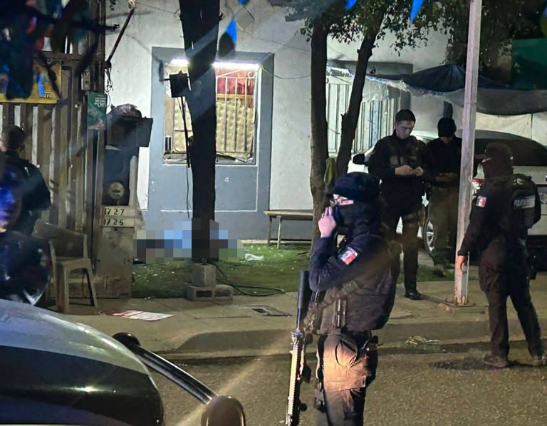 El cuerpo de la víctima quedó tendido frente a una casa