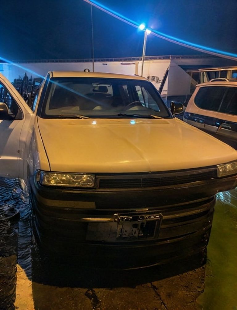 La camioneta Chevrolet Cheyenne que resultó con reporte de robo