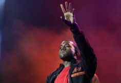 Foto ilustrativa de nota Kanye West en México: Embajada de Israel reprueba venta de ropa nazi no oficial en sus conciertos