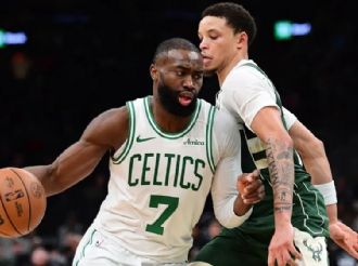 Jaylen Brown encabeza la ofensiva de Boston y Celtics sacan cómoda victoria ante los Bucks