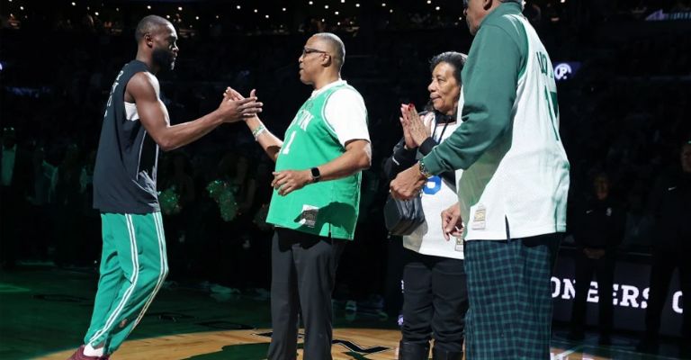 Brown saluda a Chuck Cooper previo al juego